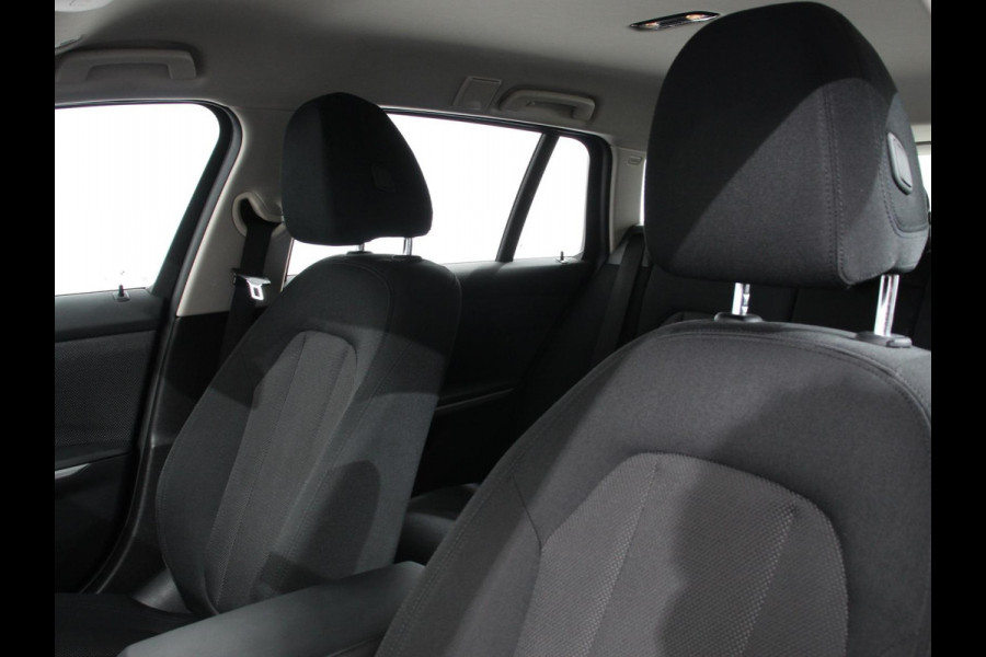 BMW 3 Serie Touring 320e Climate control Adaptive cruise control Parkeersensoren Navigatie LED Apple Carplay/ Android Auto