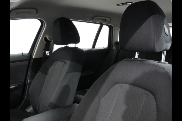 BMW 3 Serie Touring 320e Climate control Adaptive cruise control Parkeersensoren Navigatie LED Apple Carplay/ Android Auto