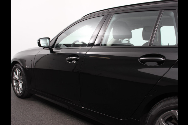 BMW 3 Serie Touring 320e Climate control Adaptive cruise control Parkeersensoren Navigatie LED Apple Carplay/ Android Auto