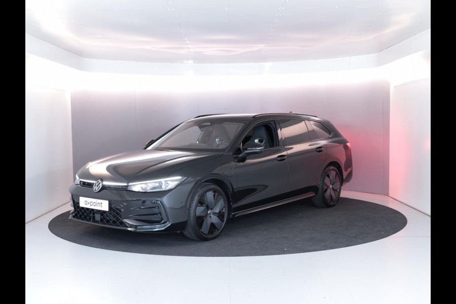 Volkswagen Passat Variant 1.5 eHybrid R-Line Edition 272PK PHEV | Panorama dak | Harman Kardon geluidsinstallatie | Trekhaak | Black style |