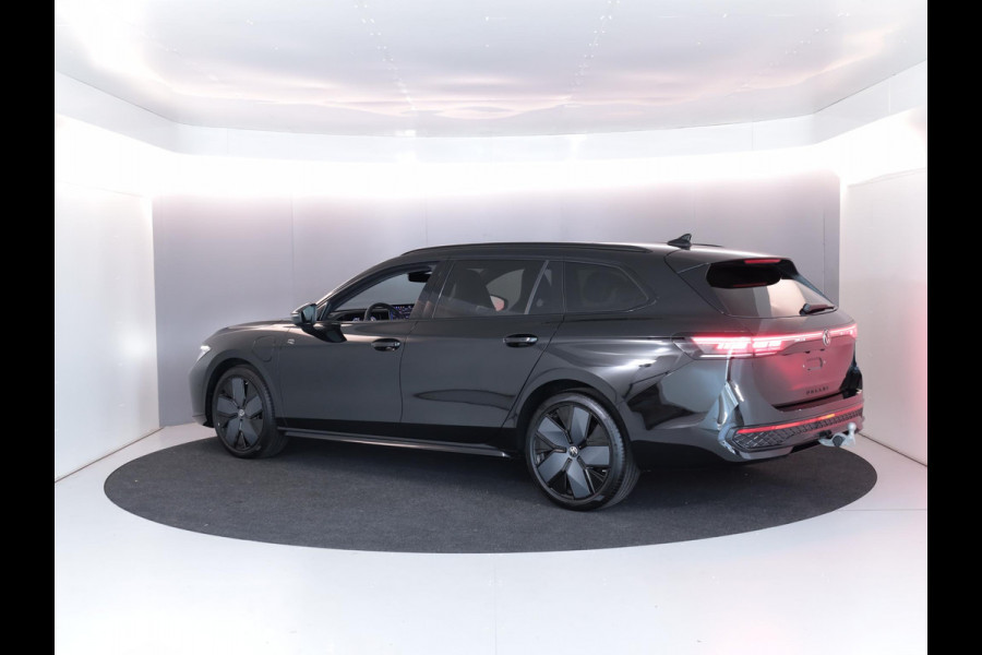 Volkswagen Passat Variant 1.5 eHybrid R-Line Edition 272PK PHEV | Panorama dak | Harman Kardon geluidsinstallatie | Trekhaak | Black style |