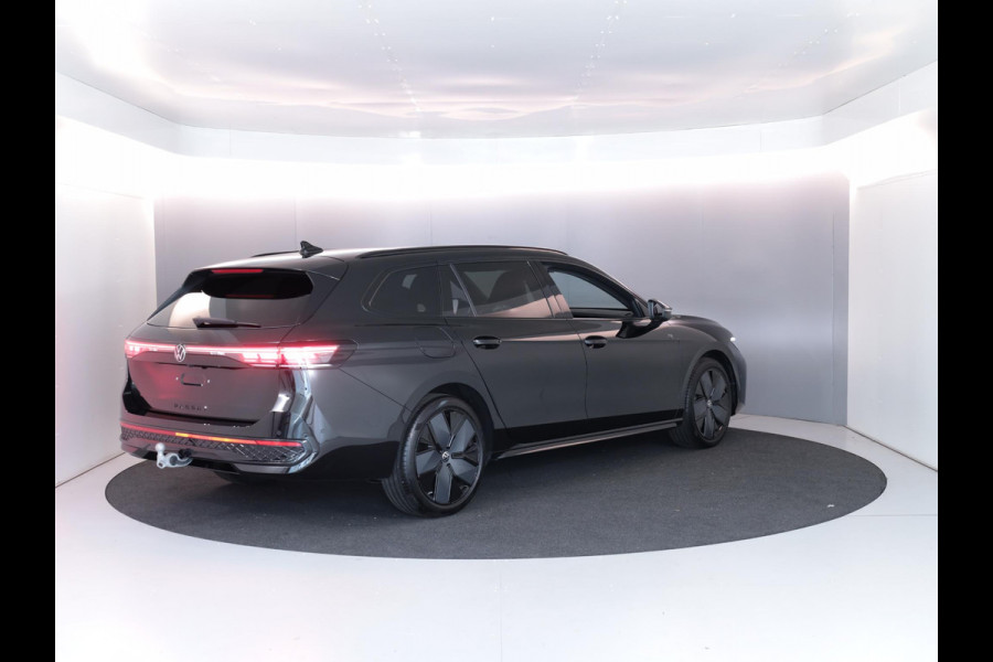 Volkswagen Passat Variant 1.5 eHybrid R-Line Edition 272PK PHEV | Panorama dak | Harman Kardon geluidsinstallatie | Trekhaak | Black style |