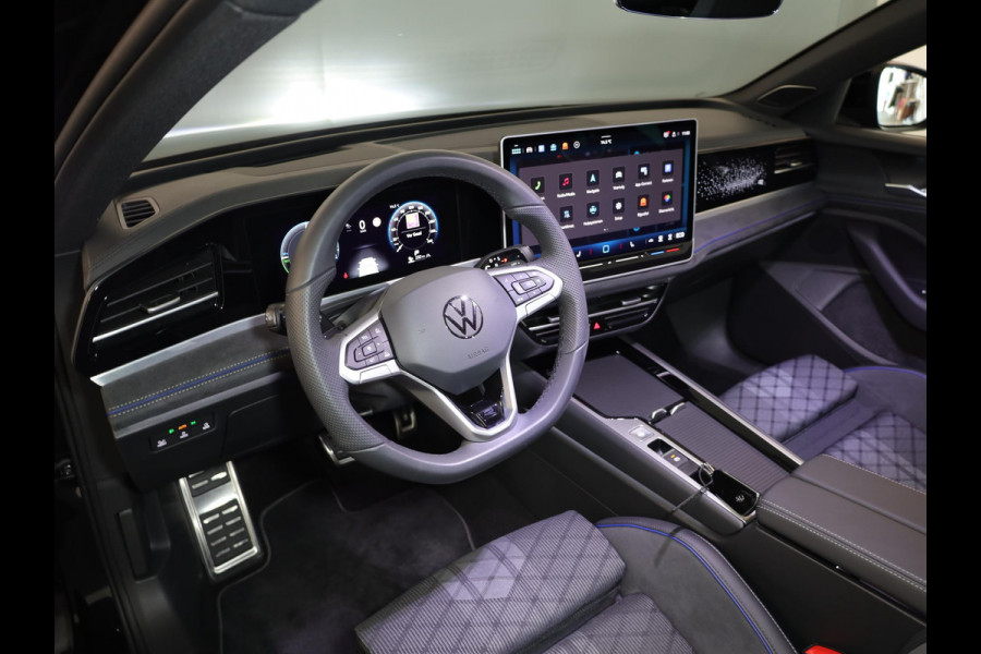 Volkswagen Passat Variant 1.5 eHybrid R-Line Edition 272PK PHEV | Panorama dak | Harman Kardon geluidsinstallatie | Trekhaak | Black style |