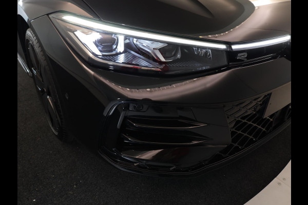 Volkswagen Passat Variant 1.5 eHybrid R-Line Edition 272PK PHEV | Panorama dak | Harman Kardon geluidsinstallatie | Trekhaak | Black style |