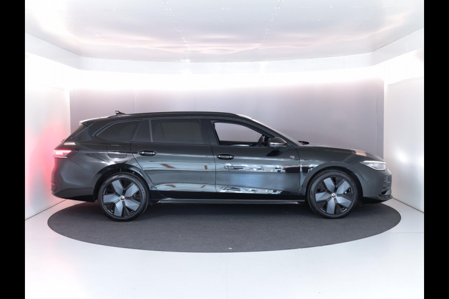 Volkswagen Passat Variant 1.5 eHybrid R-Line Edition 272PK PHEV | Panorama dak | Harman Kardon geluidsinstallatie | Trekhaak | Black style |