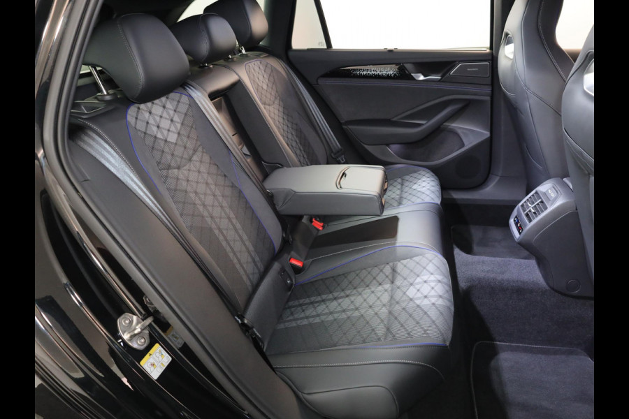 Volkswagen Passat Variant 1.5 eHybrid R-Line Edition 272PK PHEV | Panorama dak | Harman Kardon geluidsinstallatie | Trekhaak | Black style |