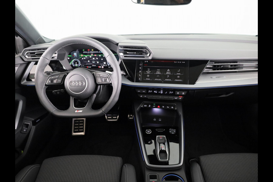 Audi A3 Sportback 45 TFSI e S edition Competition 272pk | Panoramadak | Sonos Premium Audio | 19 inch Lichtmetalen velgen | Parkeercamera