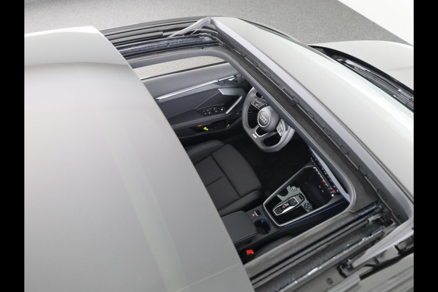 Audi A3 Sportback 45 TFSI e S edition Competition 272pk | Panoramadak | Sonos Premium Audio | 19 inch Lichtmetalen velgen | Parkeercamera