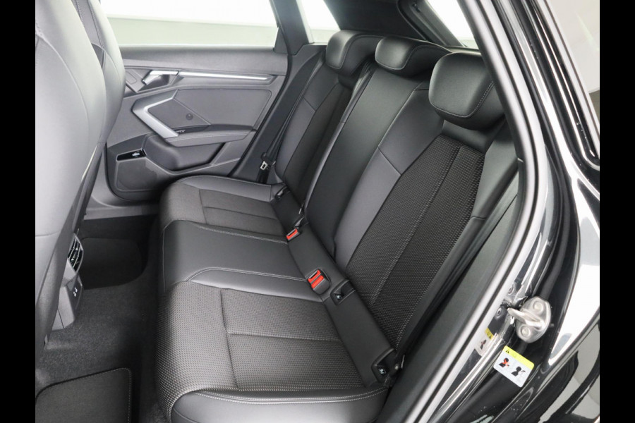 Audi A3 Sportback 45 TFSI e S edition Competition 272pk | Panoramadak | Sonos Premium Audio | 19 inch Lichtmetalen velgen | Parkeercamera