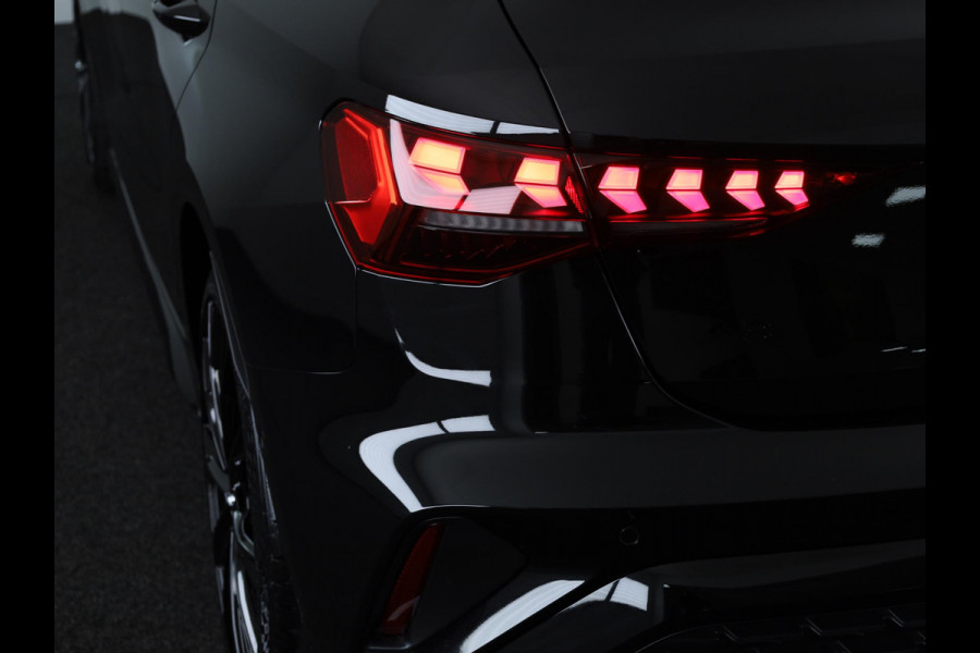 Audi A3 Sportback 45 TFSI e S edition Competition 272pk | Panoramadak | Sonos Premium Audio | 19 inch Lichtmetalen velgen | Parkeercamera