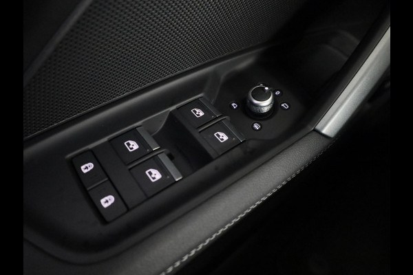 Audi A3 Sportback 45 TFSI e S edition Competition 272pk | Panoramadak | Sonos Premium Audio | 19 inch Lichtmetalen velgen | Parkeercamera
