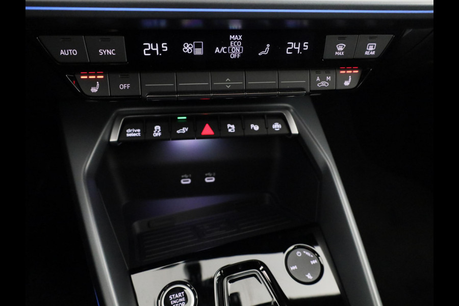 Audi A3 Sportback 45 TFSI e S edition Competition 272pk | Panoramadak | Sonos Premium Audio | 19 inch Lichtmetalen velgen | Parkeercamera