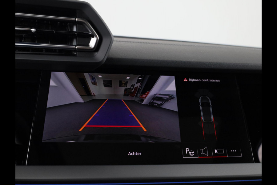 Audi A3 Sportback 45 TFSI e S edition Competition 272pk | Panoramadak | Sonos Premium Audio | 19 inch Lichtmetalen velgen | Parkeercamera