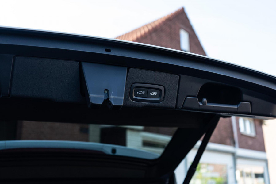 Volvo XC60 2.0 B4 R-Design Pano / Camera / Memory