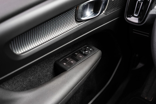 Volvo XC40 2.0 T4 R-Design Pano / H&K / Trekhaak