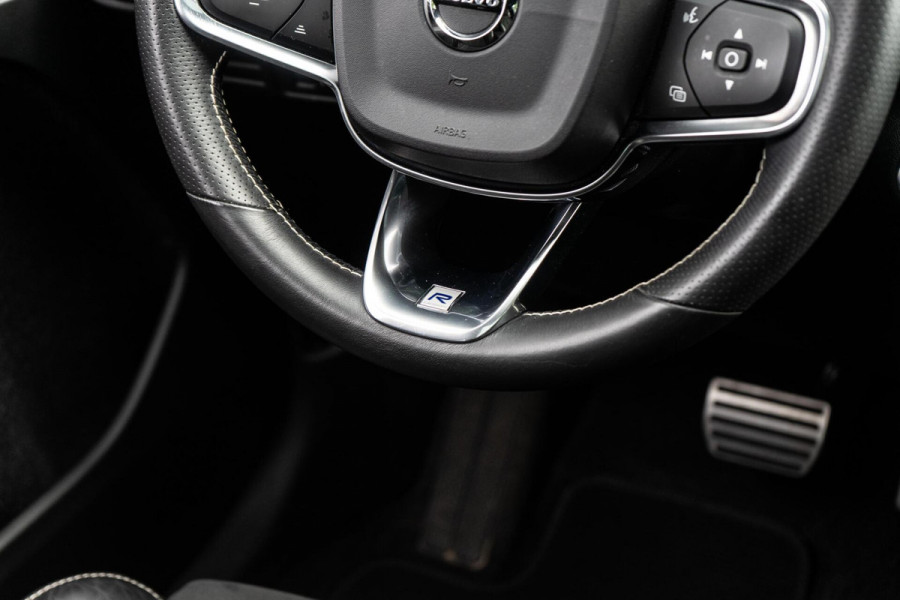 Volvo XC40 2.0 T4 R-Design Pano / H&K / Trekhaak