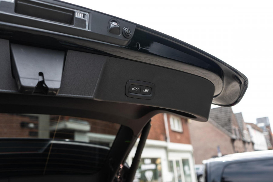 Volvo XC40 2.0 T4 R-Design Pano / H&K / Trekhaak