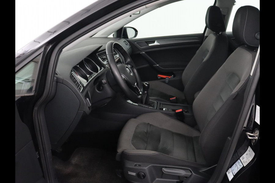 Volkswagen Golf 1.5 TSI Comfortline Business | Trekhaak | Stoelverwarming | Massage | Carplay | Navigatie | Parkeerhulp | Adaptive cruise | Climate control | LED | Bluetooth