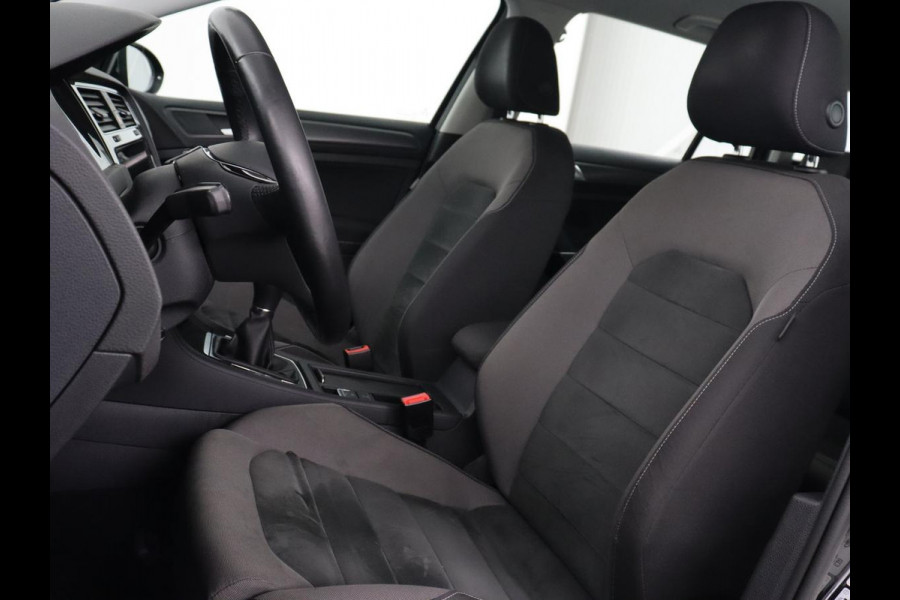 Volkswagen Golf 1.5 TSI Comfortline Business | Trekhaak | Stoelverwarming | Massage | Carplay | Navigatie | Parkeerhulp | Adaptive cruise | Climate control | LED | Bluetooth