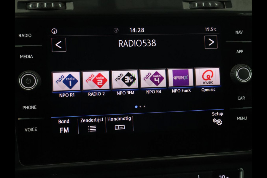 Volkswagen Golf 1.5 TSI Comfortline Business | Trekhaak | Stoelverwarming | Massage | Carplay | Navigatie | Parkeerhulp | Adaptive cruise | Climate control | LED | Bluetooth