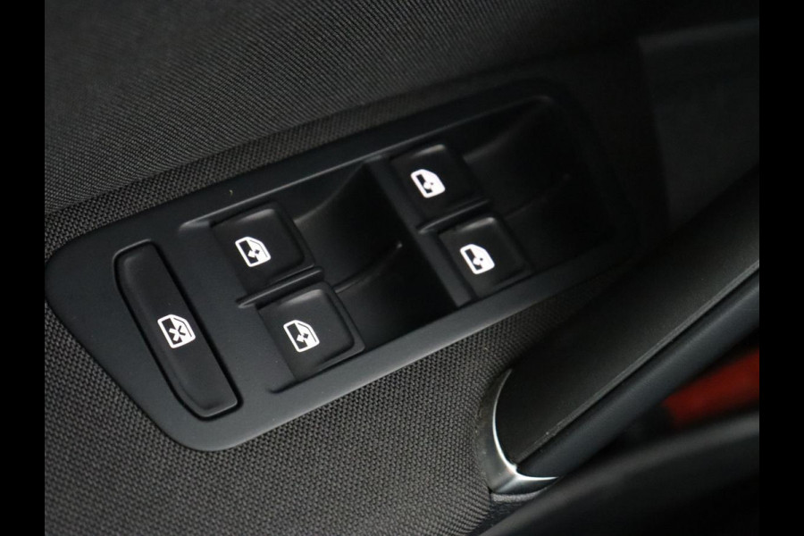 Volkswagen Golf 1.5 TSI Comfortline Business | Trekhaak | Stoelverwarming | Massage | Carplay | Navigatie | Parkeerhulp | Adaptive cruise | Climate control | LED | Bluetooth