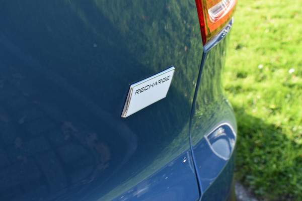 Volvo XC40 Extended Range 252PK Plus 82 kWh | ACC | Camera | Blis | 19"LMV | All seasons | Stoel-Stuurverwarming