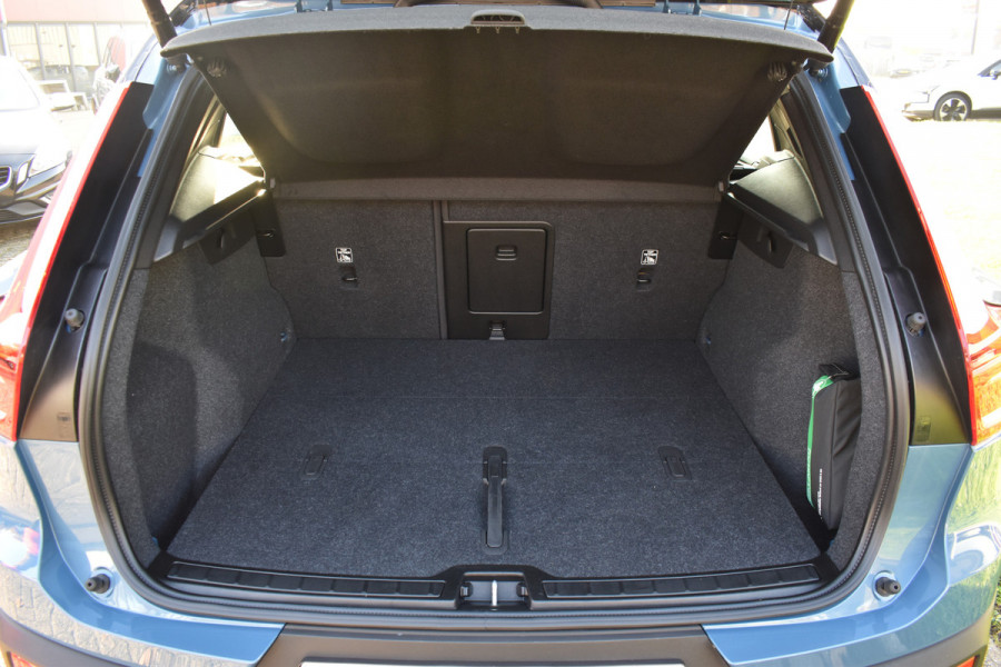 Volvo XC40 Extended Range 252PK Plus 82 kWh | ACC | Camera | Blis | 19"LMV | All seasons | Stoel-Stuurverwarming