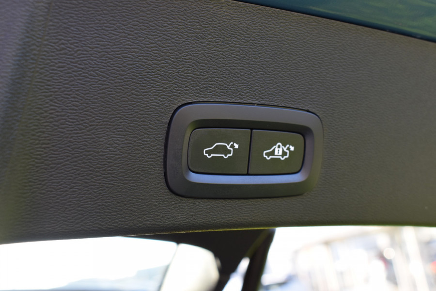 Volvo XC40 Extended Range 252PK Plus 82 kWh | ACC | Camera | Blis | 19"LMV | All seasons | Stoel-Stuurverwarming