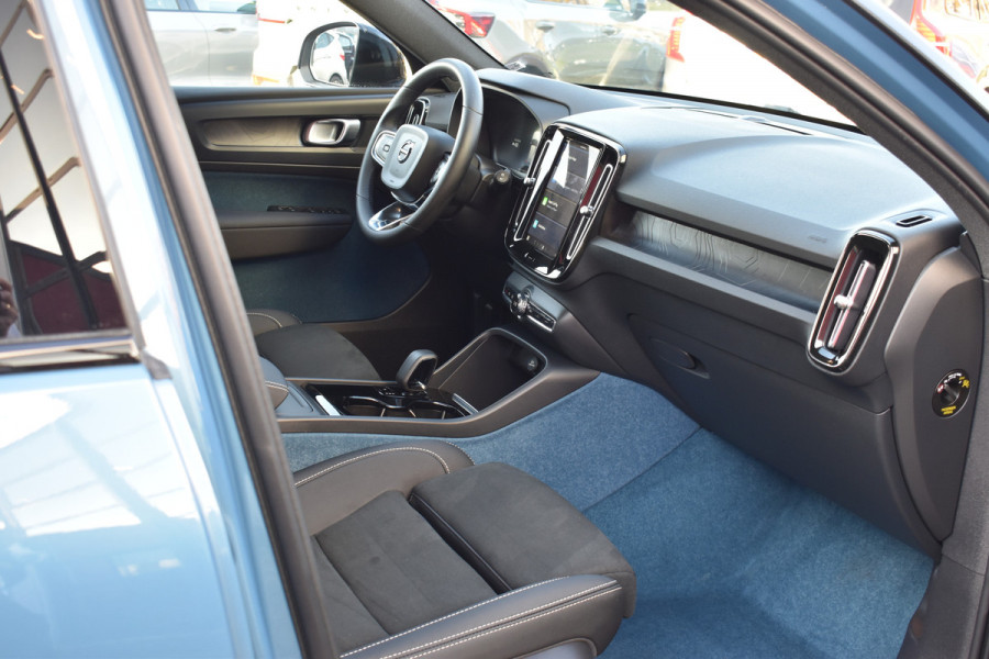 Volvo XC40 Extended Range 252PK Plus 82 kWh | ACC | Camera | Blis | 19"LMV | All seasons | Stoel-Stuurverwarming