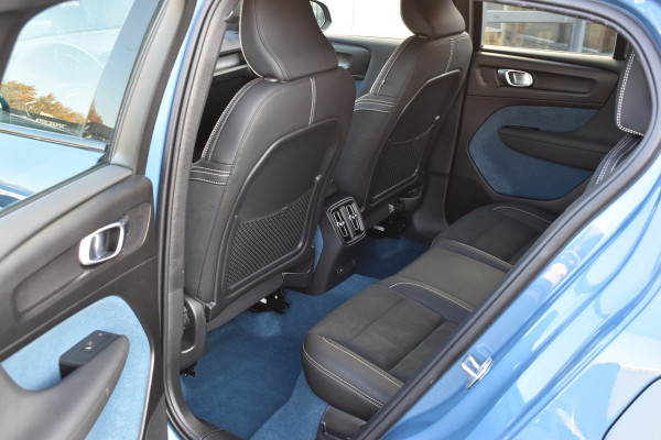 Volvo XC40 Extended Range 252PK Plus 82 kWh | ACC | Camera | Blis | 19"LMV | All seasons | Stoel-Stuurverwarming