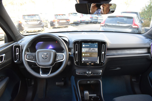 Volvo XC40 Extended Range 252PK Plus 82 kWh | ACC | Camera | Blis | 19"LMV | All seasons | Stoel-Stuurverwarming