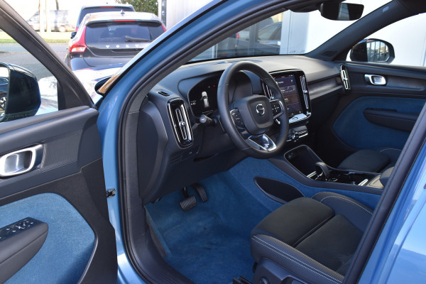 Volvo XC40 Extended Range 252PK Plus 82 kWh | ACC | Camera | Blis | 19"LMV | All seasons | Stoel-Stuurverwarming