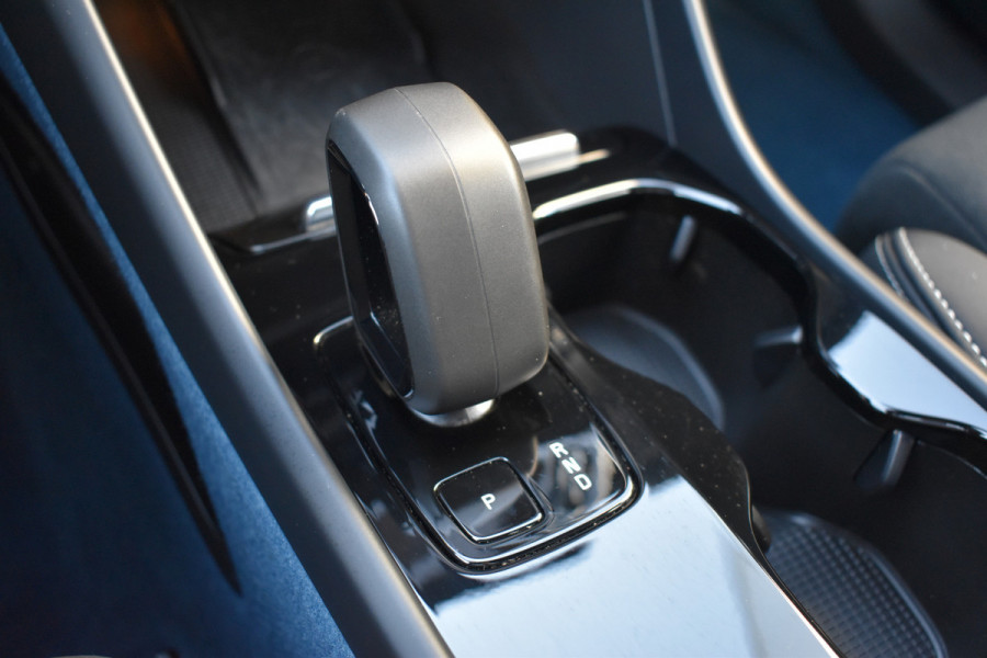 Volvo XC40 Extended Range 252PK Plus 82 kWh | ACC | Camera | Blis | 19"LMV | All seasons | Stoel-Stuurverwarming