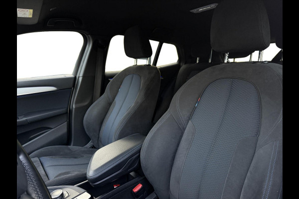 BMW X2 SDrive18i M-Pakket High Exec Full M Sportief Design LED 19” M-Velgen M-Alcantara Navi Camera PDC V+A