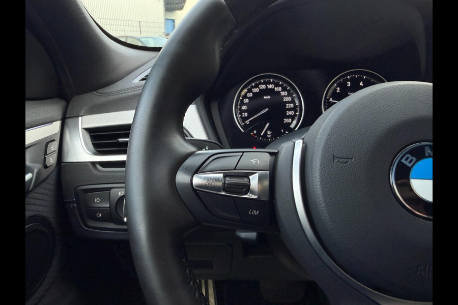 BMW X2 SDrive18i M-Pakket High Exec Full M Sportief Design LED 19” M-Velgen M-Alcantara Navi Camera PDC V+A