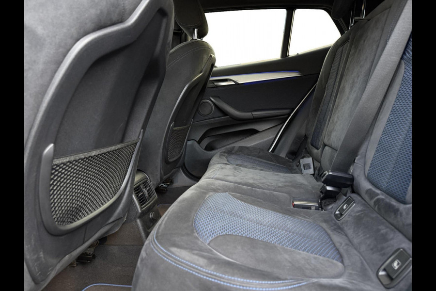 BMW X2 SDrive18i M-Pakket High Exec Full M Sportief Design LED 19” M-Velgen M-Alcantara Navi Camera PDC V+A