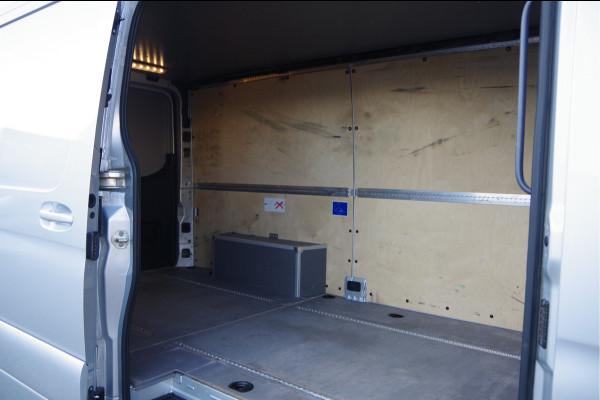Mercedes-Benz Sprinter 319 3.0 CDI V6 L2H1 AUT. LED, 3.5T TREKHAAK, LUCHTVERING, ADAPT. CRUISE, 360 CAMERA, MBUX 10'', STOELVERWARMING, STANDKACHEL, VO