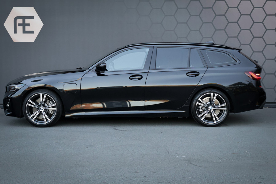BMW 3 Serie Touring 330e M-SPORT | STOELVERWARMING | CRUISE CONTROL | ACHTERUITRIJCAMERA | APPLE CARPLAY | SFEERVERLICHTING | ORIGINEEL NEDE