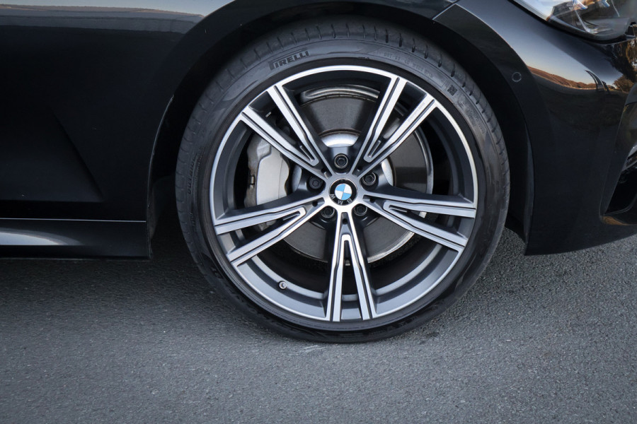BMW 3 Serie Touring 330e M-SPORT | STOELVERWARMING | CRUISE CONTROL | ACHTERUITRIJCAMERA | APPLE CARPLAY | SFEERVERLICHTING | ORIGINEEL NEDE