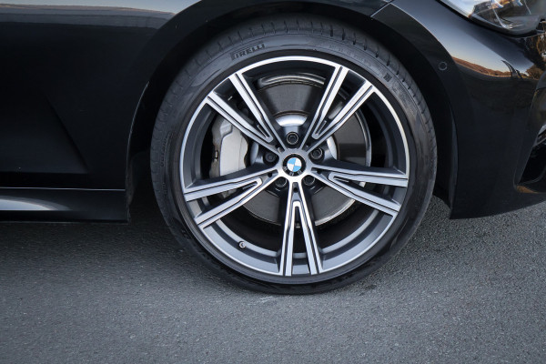 BMW 3 Serie Touring 330e M-SPORT | STOELVERWARMING | CRUISE CONTROL | ACHTERUITRIJCAMERA | APPLE CARPLAY | SFEERVERLICHTING | ORIGINEEL NEDE