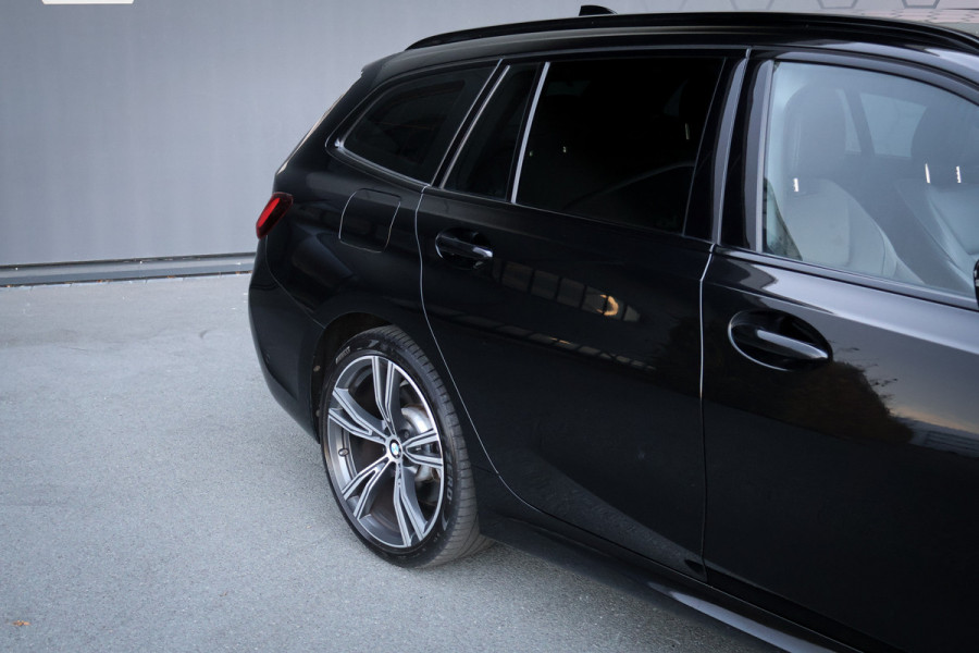 BMW 3 Serie Touring 330e M-SPORT | STOELVERWARMING | CRUISE CONTROL | ACHTERUITRIJCAMERA | APPLE CARPLAY | SFEERVERLICHTING | ORIGINEEL NEDE