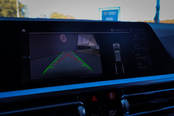 BMW 3 Serie Touring 330e M-SPORT | STOELVERWARMING | CRUISE CONTROL | ACHTERUITRIJCAMERA | APPLE CARPLAY | SFEERVERLICHTING | ORIGINEEL NEDE