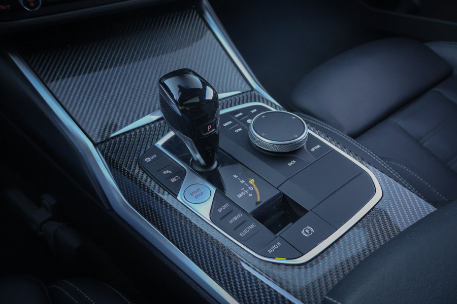 BMW 3 Serie Touring 330e M-SPORT | STOELVERWARMING | CRUISE CONTROL | ACHTERUITRIJCAMERA | APPLE CARPLAY | SFEERVERLICHTING | ORIGINEEL NEDE