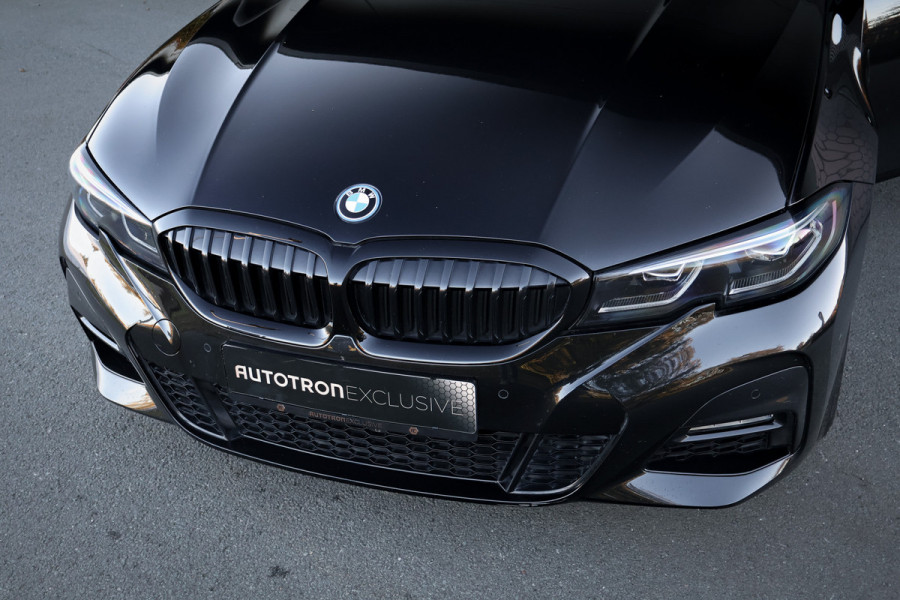 BMW 3 Serie Touring 330e M-SPORT | STOELVERWARMING | CRUISE CONTROL | ACHTERUITRIJCAMERA | APPLE CARPLAY | SFEERVERLICHTING | ORIGINEEL NEDE