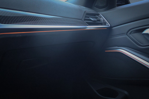 BMW 3 Serie Touring 330e M-SPORT | STOELVERWARMING | CRUISE CONTROL | ACHTERUITRIJCAMERA | APPLE CARPLAY | SFEERVERLICHTING | ORIGINEEL NEDE