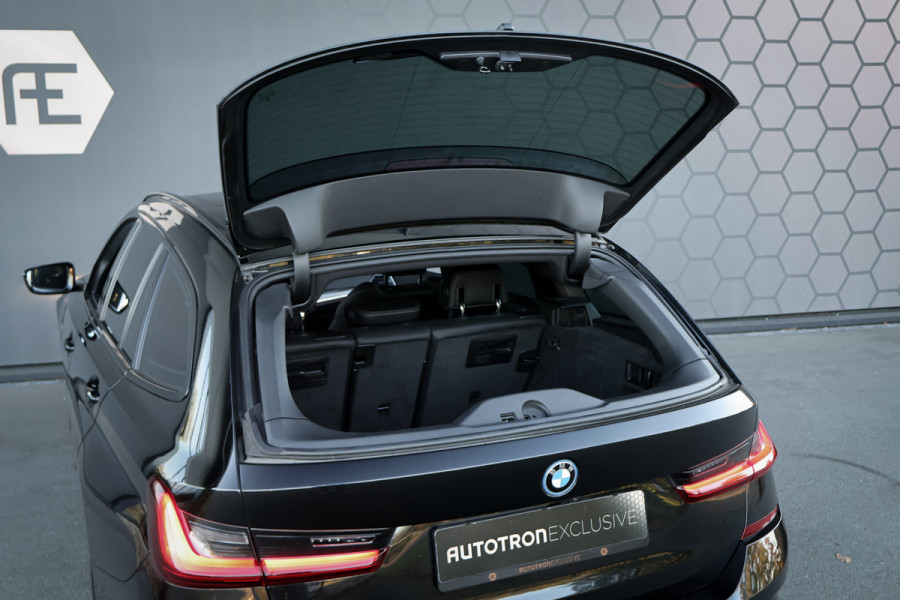 BMW 3 Serie Touring 330e M-SPORT | STOELVERWARMING | CRUISE CONTROL | ACHTERUITRIJCAMERA | APPLE CARPLAY | SFEERVERLICHTING | ORIGINEEL NEDE