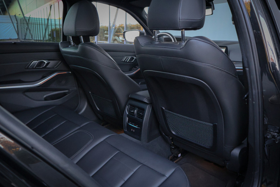 BMW 3 Serie Touring 330e M-SPORT | STOELVERWARMING | CRUISE CONTROL | ACHTERUITRIJCAMERA | APPLE CARPLAY | SFEERVERLICHTING | ORIGINEEL NEDE