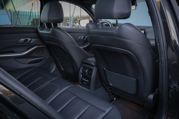 BMW 3 Serie Touring 330e M-SPORT | STOELVERWARMING | CRUISE CONTROL | ACHTERUITRIJCAMERA | APPLE CARPLAY | SFEERVERLICHTING | ORIGINEEL NEDE
