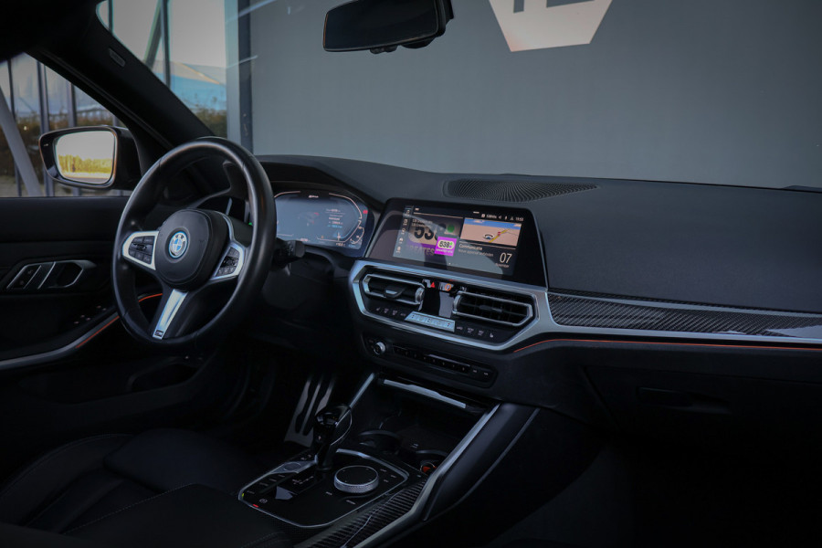BMW 3 Serie Touring 330e M-SPORT | STOELVERWARMING | CRUISE CONTROL | ACHTERUITRIJCAMERA | APPLE CARPLAY | SFEERVERLICHTING | ORIGINEEL NEDE