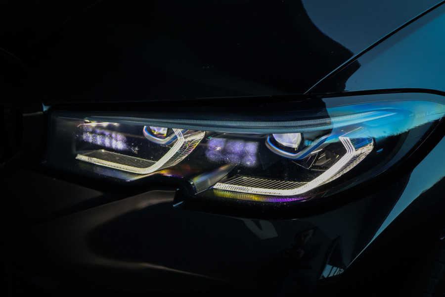 BMW 3 Serie Touring 330e M-SPORT | STOELVERWARMING | CRUISE CONTROL | ACHTERUITRIJCAMERA | APPLE CARPLAY | SFEERVERLICHTING | ORIGINEEL NEDE